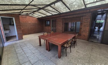 Venta casa 3 ambientes con cochera en Monte Chingolo
