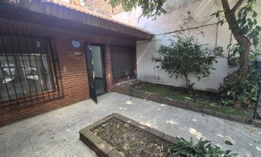 Venta casa 3 ambientes con cochera en Monte Chingolo