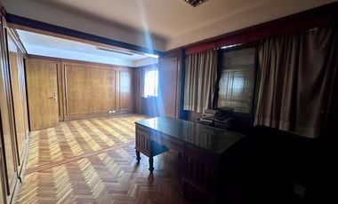Excelente oficina en Paraguay y Talcahuano. Piso con amplios despachos y sala. Dos alas separables.