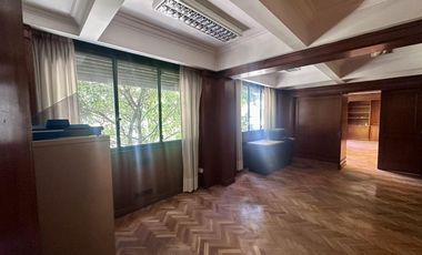 Excelente oficina en Paraguay y Talcahuano. Piso con amplios despachos y sala. Dos alas separables.