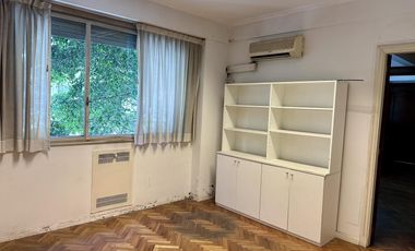 Excelente oficina en Paraguay y Talcahuano. Piso con amplios despachos y sala. Dos alas separables.