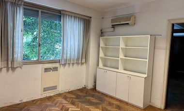 Excelente oficina en Paraguay y Talcahuano. Piso con amplios despachos y sala. Dos alas separables.