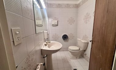 Excelente oficina en Paraguay y Talcahuano. Piso con amplios despachos y sala. Dos alas separables.