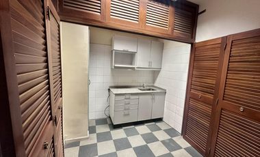 Excelente oficina en Paraguay y Talcahuano. Piso con amplios despachos y sala. Dos alas separables.