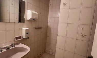 Excelente oficina en Paraguay y Talcahuano. Piso con amplios despachos y sala. Dos alas separables.
