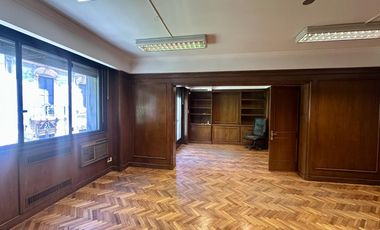 Excelente oficina en Paraguay y Talcahuano. Piso con amplios despachos y sala. Dos alas separables.