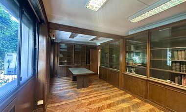 Excelente oficina en Paraguay y Talcahuano. Piso con amplios despachos y sala. Dos alas separables.