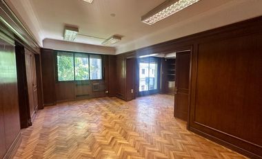Excelente oficina en Paraguay y Talcahuano. Piso con amplios despachos y sala. Dos alas separables.
