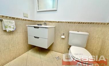CASA SOBRE LOTE DE 20m FRENTE, DOS PLANTAS, 4 DORMIT, FONDO, PISCINA, SOTANO, PLAY ROOM, RESIDENCIAL