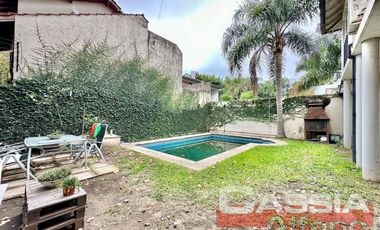 CASA SOBRE LOTE DE 20m FRENTE, DOS PLANTAS, 4 DORMIT, FONDO, PISCINA, SOTANO, PLAY ROOM, RESIDENCIAL