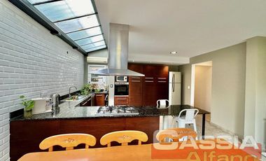 CASA SOBRE LOTE DE 20m FRENTE, DOS PLANTAS, 4 DORMIT, FONDO, PISCINA, SOTANO, PLAY ROOM, RESIDENCIAL