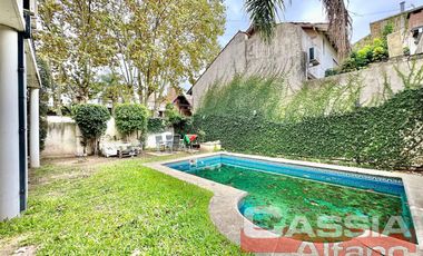 CASA SOBRE LOTE DE 20m FRENTE, DOS PLANTAS, 4 DORMIT, FONDO, PISCINA, SOTANO, PLAY ROOM, RESIDENCIAL