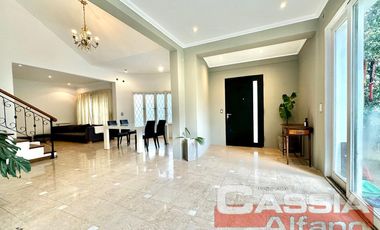 CASA SOBRE LOTE DE 20m FRENTE, DOS PLANTAS, 4 DORMIT, FONDO, PISCINA, SOTANO, PLAY ROOM, RESIDENCIAL