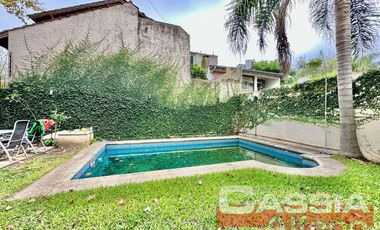 CASA SOBRE LOTE DE 20m FRENTE, DOS PLANTAS, 4 DORMIT, FONDO, PISCINA, SOTANO, PLAY ROOM, RESIDENCIAL