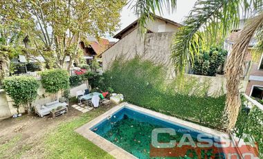 CASA SOBRE LOTE DE 20m FRENTE, DOS PLANTAS, 4 DORMIT, FONDO, PISCINA, SOTANO, PLAY ROOM, RESIDENCIAL