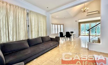 CASA SOBRE LOTE DE 20m FRENTE, DOS PLANTAS, 4 DORMIT, FONDO, PISCINA, SOTANO, PLAY ROOM, RESIDENCIAL