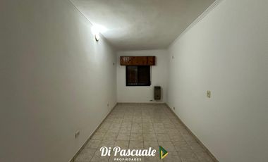 ALQUILER Casa Dos Plantas con Pileta sobre Graham Bell - Paso Del Rey