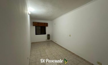 ALQUILER Casa Dos Plantas con Pileta sobre Graham Bell - Paso Del Rey