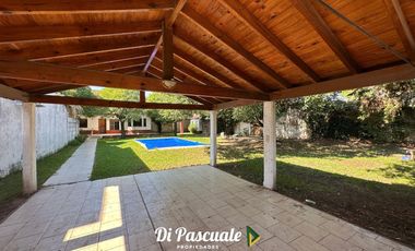 ALQUILER Casa Dos Plantas con Pileta sobre Graham Bell - Paso Del Rey