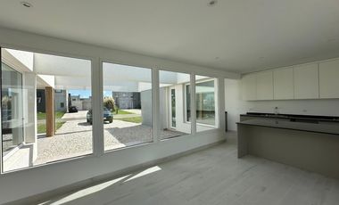 Venta casa 4 ambientes a estrenar con jardín y piscina en Prados del Oeste 1.