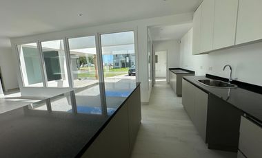 Venta casa 4 ambientes a estrenar con jardín y piscina en Prados del Oeste 1.