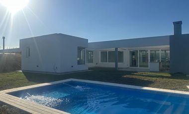 Venta casa 4 ambientes a estrenar con jardín y piscina en Prados del Oeste 1.