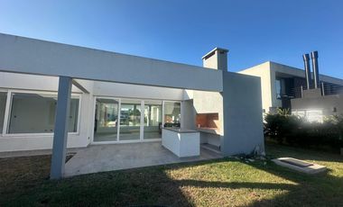 Venta casa 4 ambientes a estrenar con jardín y piscina en Prados del Oeste 1.