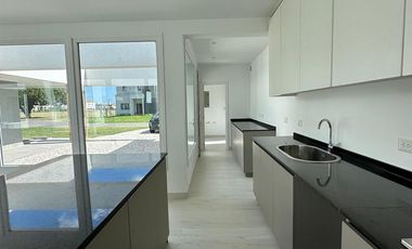 Venta casa 4 ambientes a estrenar con jardín y piscina en Prados del Oeste 1.