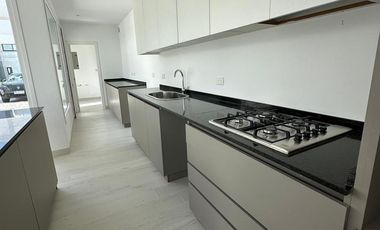 Venta casa 4 ambientes a estrenar con jardín y piscina en Prados del Oeste 1.