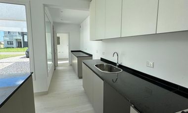 Venta casa 4 ambientes a estrenar con jardín y piscina en Prados del Oeste 1.