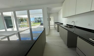 Venta casa 4 ambientes a estrenar con jardín y piscina en Prados del Oeste 1.