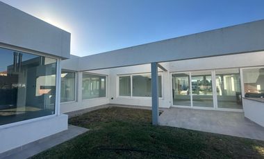 Venta casa 4 ambientes a estrenar con jardín y piscina en Prados del Oeste 1.