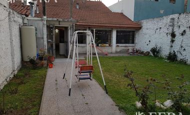 Venta de Casa 3 ambientes con fondo libre y quincho Wilde. Excelente ubicación.