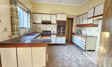Venta Casa 5 ambientes con parque más locales comerciales en Boulogne - Chalet de estilo!