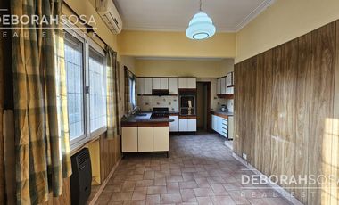 Venta Casa 5 ambientes con parque más locales comerciales en Boulogne - Chalet de estilo!