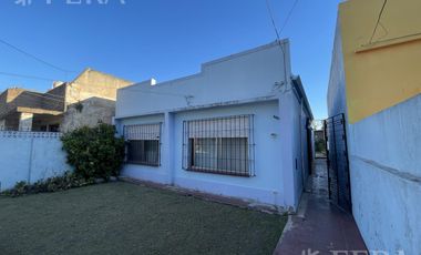 Venta casa 4 ambientes con jardín en Villa Dominico