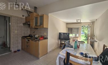 Venta casa 4 ambientes con jardín y cochera en Sarandi