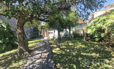 Venta casa 4 ambientes con jardín y cochera en Sarandi