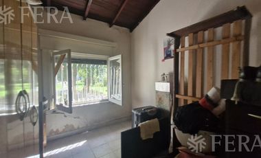 Venta casa 4 ambientes con jardín y cochera en Sarandi
