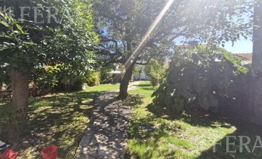 Venta casa 4 ambientes con jardín y cochera en Sarandi