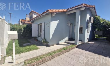 Venta casa 4 ambientes con jardín y cochera en Sarandi