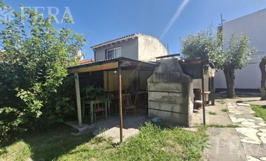 Venta casa 4 ambientes con jardín y cochera en Sarandi