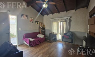 Venta casa 4 ambientes con jardín y cochera en Sarandi