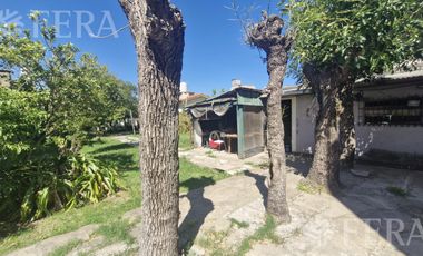 Venta casa 4 ambientes con jardín y cochera en Sarandi
