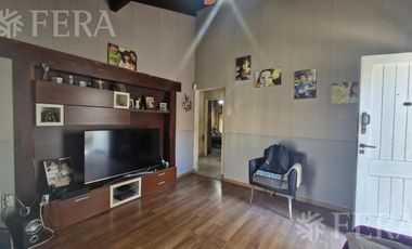 Venta casa 4 ambientes con jardín y cochera en Sarandi