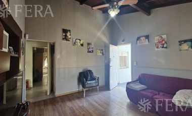 Venta casa 4 ambientes con jardín y cochera en Sarandi