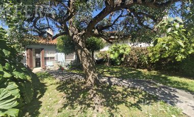 Venta casa 4 ambientes con jardín y cochera en Sarandi