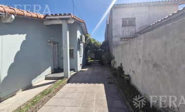Venta casa 4 ambientes con jardín y cochera en Sarandi