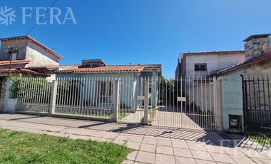 Venta casa 4 ambientes con jardín y cochera en Sarandi