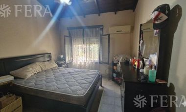 Venta casa 4 ambientes con jardín y cochera en Sarandi